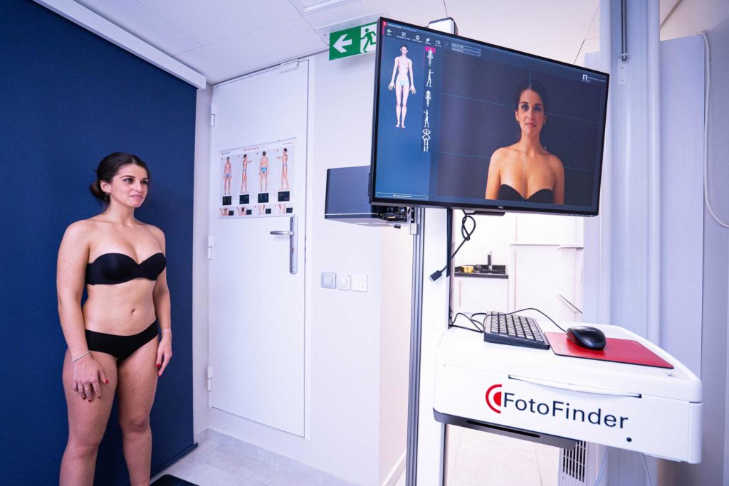 Système Fotofinder ATBM Master utilisé pour le dépistage du mélanome au cabinet du Dr Gianfermi à Paris